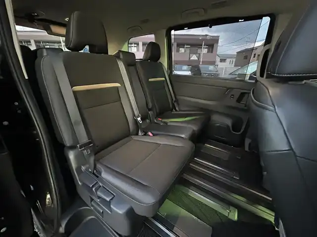 日産 セレナ ハイウェイスター V 福岡県 2023(令5)年 4.4万km ダイヤモンドブラック プロパイロット/インテリジェントルームミラー/純正12.3インチHDDナビ/　(AM/FM/Bluetooth/フルセグTV)/アラウンドビューモニター/バック/フロント/サイドカメラ/運転支援/・インテリジェントクルーズコンロール/・車線維持支援/逸脱警報/逸脱防止支援/・後側方車両検知警報/衝突防止支援/・前方衝突防止支援/・踏み間違い衝突防止支援/・先行車発進お知らせ/・標識検知支援/・後退時車両検知警報/・移動物検知/・前方ソナー/・ふらつき警報/純正16インチアルミホイール/両側パワースライドドア/純正前後ドライブレコーダー(ナビ内臓)/ビルトインETC2.0/パドルシフト/革巻きステアリング/ステアリングスイッチ/ワイヤレス充電器/後席ロールサンシェード/シートバックテーブル/USBポート/USBタイプCポート/スペアキー×1/ISOFIX/取扱説明書/ナビ取扱説明書