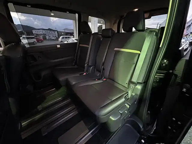 日産 セレナ ハイウェイスター V 福岡県 2023(令5)年 4.4万km ダイヤモンドブラック プロパイロット/インテリジェントルームミラー/純正12.3インチHDDナビ/　(AM/FM/Bluetooth/フルセグTV)/アラウンドビューモニター/バック/フロント/サイドカメラ/運転支援/・インテリジェントクルーズコンロール/・車線維持支援/逸脱警報/逸脱防止支援/・後側方車両検知警報/衝突防止支援/・前方衝突防止支援/・踏み間違い衝突防止支援/・先行車発進お知らせ/・標識検知支援/・後退時車両検知警報/・移動物検知/・前方ソナー/・ふらつき警報/純正16インチアルミホイール/両側パワースライドドア/純正前後ドライブレコーダー(ナビ内臓)/ビルトインETC2.0/パドルシフト/革巻きステアリング/ステアリングスイッチ/ワイヤレス充電器/後席ロールサンシェード/シートバックテーブル/USBポート/USBタイプCポート/スペアキー×1/ISOFIX/取扱説明書/ナビ取扱説明書