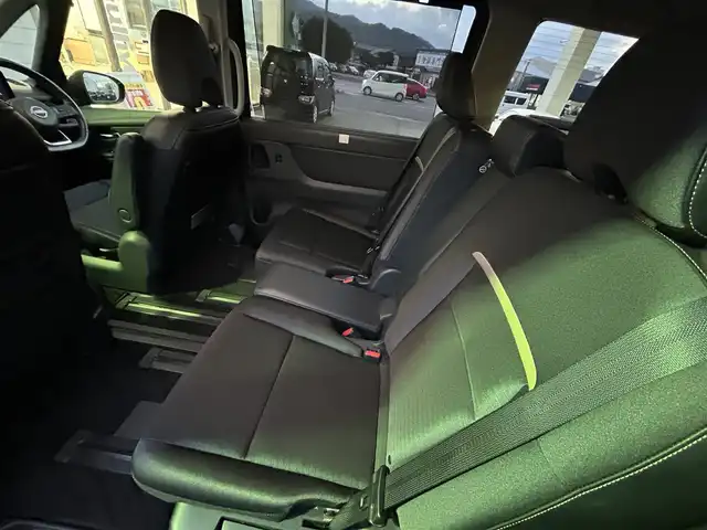 日産 セレナ ハイウェイスター V 福岡県 2023(令5)年 4.4万km ダイヤモンドブラック プロパイロット/インテリジェントルームミラー/純正12.3インチHDDナビ/　(AM/FM/Bluetooth/フルセグTV)/アラウンドビューモニター/バック/フロント/サイドカメラ/運転支援/・インテリジェントクルーズコンロール/・車線維持支援/逸脱警報/逸脱防止支援/・後側方車両検知警報/衝突防止支援/・前方衝突防止支援/・踏み間違い衝突防止支援/・先行車発進お知らせ/・標識検知支援/・後退時車両検知警報/・移動物検知/・前方ソナー/・ふらつき警報/純正16インチアルミホイール/両側パワースライドドア/純正前後ドライブレコーダー(ナビ内臓)/ビルトインETC2.0/パドルシフト/革巻きステアリング/ステアリングスイッチ/ワイヤレス充電器/後席ロールサンシェード/シートバックテーブル/USBポート/USBタイプCポート/スペアキー×1/ISOFIX/取扱説明書/ナビ取扱説明書