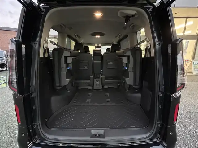 日産 セレナ ハイウェイスター V 福岡県 2023(令5)年 4.4万km ダイヤモンドブラック プロパイロット/インテリジェントルームミラー/純正12.3インチHDDナビ/　(AM/FM/Bluetooth/フルセグTV)/アラウンドビューモニター/バック/フロント/サイドカメラ/運転支援/・インテリジェントクルーズコンロール/・車線維持支援/逸脱警報/逸脱防止支援/・後側方車両検知警報/衝突防止支援/・前方衝突防止支援/・踏み間違い衝突防止支援/・先行車発進お知らせ/・標識検知支援/・後退時車両検知警報/・移動物検知/・前方ソナー/・ふらつき警報/純正16インチアルミホイール/両側パワースライドドア/純正前後ドライブレコーダー(ナビ内臓)/ビルトインETC2.0/パドルシフト/革巻きステアリング/ステアリングスイッチ/ワイヤレス充電器/後席ロールサンシェード/シートバックテーブル/USBポート/USBタイプCポート/スペアキー×1/ISOFIX/取扱説明書/ナビ取扱説明書