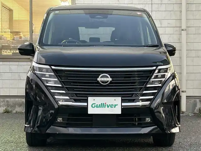 日産 セレナ ハイウェイスター V 福岡県 2023(令5)年 4.4万km ダイヤモンドブラック プロパイロット/インテリジェントルームミラー/純正12.3インチHDDナビ/　(AM/FM/Bluetooth/フルセグTV)/アラウンドビューモニター/バック/フロント/サイドカメラ/運転支援/・インテリジェントクルーズコンロール/・車線維持支援/逸脱警報/逸脱防止支援/・後側方車両検知警報/衝突防止支援/・前方衝突防止支援/・踏み間違い衝突防止支援/・先行車発進お知らせ/・標識検知支援/・後退時車両検知警報/・移動物検知/・前方ソナー/・ふらつき警報/純正16インチアルミホイール/両側パワースライドドア/純正前後ドライブレコーダー(ナビ内臓)/ビルトインETC2.0/パドルシフト/革巻きステアリング/ステアリングスイッチ/ワイヤレス充電器/後席ロールサンシェード/シートバックテーブル/USBポート/USBタイプCポート/スペアキー×1/ISOFIX/取扱説明書/ナビ取扱説明書