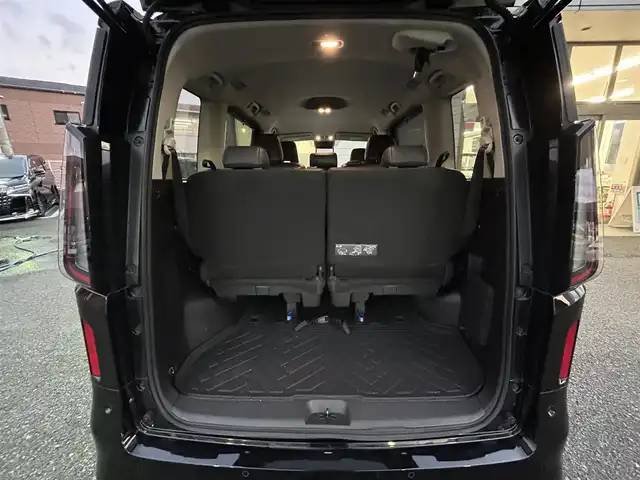 日産 セレナ ハイウェイスター V 福岡県 2023(令5)年 4.4万km ダイヤモンドブラック プロパイロット/インテリジェントルームミラー/純正12.3インチHDDナビ/　(AM/FM/Bluetooth/フルセグTV)/アラウンドビューモニター/バック/フロント/サイドカメラ/運転支援/・インテリジェントクルーズコンロール/・車線維持支援/逸脱警報/逸脱防止支援/・後側方車両検知警報/衝突防止支援/・前方衝突防止支援/・踏み間違い衝突防止支援/・先行車発進お知らせ/・標識検知支援/・後退時車両検知警報/・移動物検知/・前方ソナー/・ふらつき警報/純正16インチアルミホイール/両側パワースライドドア/純正前後ドライブレコーダー(ナビ内臓)/ビルトインETC2.0/パドルシフト/革巻きステアリング/ステアリングスイッチ/ワイヤレス充電器/後席ロールサンシェード/シートバックテーブル/USBポート/USBタイプCポート/スペアキー×1/ISOFIX/取扱説明書/ナビ取扱説明書