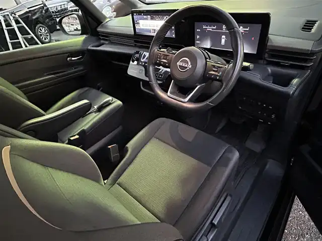 日産 セレナ ハイウェイスター V 福岡県 2023(令5)年 4.4万km ダイヤモンドブラック プロパイロット/インテリジェントルームミラー/純正12.3インチHDDナビ/　(AM/FM/Bluetooth/フルセグTV)/アラウンドビューモニター/バック/フロント/サイドカメラ/運転支援/・インテリジェントクルーズコンロール/・車線維持支援/逸脱警報/逸脱防止支援/・後側方車両検知警報/衝突防止支援/・前方衝突防止支援/・踏み間違い衝突防止支援/・先行車発進お知らせ/・標識検知支援/・後退時車両検知警報/・移動物検知/・前方ソナー/・ふらつき警報/純正16インチアルミホイール/両側パワースライドドア/純正前後ドライブレコーダー(ナビ内臓)/ビルトインETC2.0/パドルシフト/革巻きステアリング/ステアリングスイッチ/ワイヤレス充電器/後席ロールサンシェード/シートバックテーブル/USBポート/USBタイプCポート/スペアキー×1/ISOFIX/取扱説明書/ナビ取扱説明書