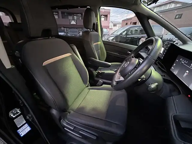 日産 セレナ ハイウェイスター V 福岡県 2023(令5)年 4.4万km ダイヤモンドブラック プロパイロット/インテリジェントルームミラー/純正12.3インチHDDナビ/　(AM/FM/Bluetooth/フルセグTV)/アラウンドビューモニター/バック/フロント/サイドカメラ/運転支援/・インテリジェントクルーズコンロール/・車線維持支援/逸脱警報/逸脱防止支援/・後側方車両検知警報/衝突防止支援/・前方衝突防止支援/・踏み間違い衝突防止支援/・先行車発進お知らせ/・標識検知支援/・後退時車両検知警報/・移動物検知/・前方ソナー/・ふらつき警報/純正16インチアルミホイール/両側パワースライドドア/純正前後ドライブレコーダー(ナビ内臓)/ビルトインETC2.0/パドルシフト/革巻きステアリング/ステアリングスイッチ/ワイヤレス充電器/後席ロールサンシェード/シートバックテーブル/USBポート/USBタイプCポート/スペアキー×1/ISOFIX/取扱説明書/ナビ取扱説明書