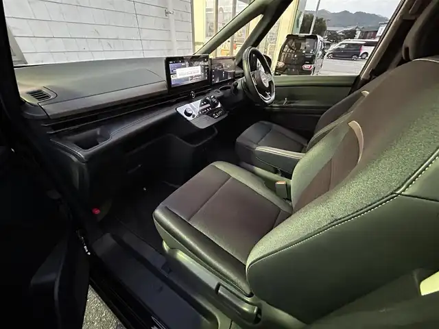 日産 セレナ ハイウェイスター V 福岡県 2023(令5)年 4.4万km ダイヤモンドブラック プロパイロット/インテリジェントルームミラー/純正12.3インチHDDナビ/　(AM/FM/Bluetooth/フルセグTV)/アラウンドビューモニター/バック/フロント/サイドカメラ/運転支援/・インテリジェントクルーズコンロール/・車線維持支援/逸脱警報/逸脱防止支援/・後側方車両検知警報/衝突防止支援/・前方衝突防止支援/・踏み間違い衝突防止支援/・先行車発進お知らせ/・標識検知支援/・後退時車両検知警報/・移動物検知/・前方ソナー/・ふらつき警報/純正16インチアルミホイール/両側パワースライドドア/純正前後ドライブレコーダー(ナビ内臓)/ビルトインETC2.0/パドルシフト/革巻きステアリング/ステアリングスイッチ/ワイヤレス充電器/後席ロールサンシェード/シートバックテーブル/USBポート/USBタイプCポート/スペアキー×1/ISOFIX/取扱説明書/ナビ取扱説明書