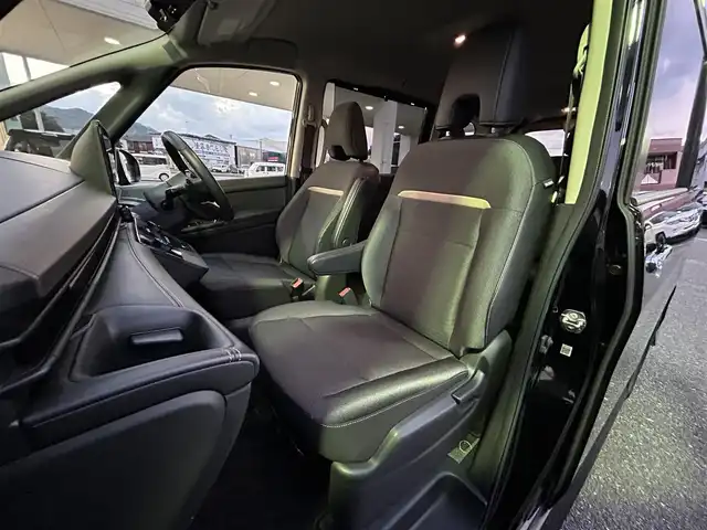 日産 セレナ ハイウェイスター V 福岡県 2023(令5)年 4.4万km ダイヤモンドブラック プロパイロット/インテリジェントルームミラー/純正12.3インチHDDナビ/　(AM/FM/Bluetooth/フルセグTV)/アラウンドビューモニター/バック/フロント/サイドカメラ/運転支援/・インテリジェントクルーズコンロール/・車線維持支援/逸脱警報/逸脱防止支援/・後側方車両検知警報/衝突防止支援/・前方衝突防止支援/・踏み間違い衝突防止支援/・先行車発進お知らせ/・標識検知支援/・後退時車両検知警報/・移動物検知/・前方ソナー/・ふらつき警報/純正16インチアルミホイール/両側パワースライドドア/純正前後ドライブレコーダー(ナビ内臓)/ビルトインETC2.0/パドルシフト/革巻きステアリング/ステアリングスイッチ/ワイヤレス充電器/後席ロールサンシェード/シートバックテーブル/USBポート/USBタイプCポート/スペアキー×1/ISOFIX/取扱説明書/ナビ取扱説明書