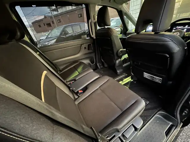 日産 セレナ ハイウェイスター V 福岡県 2023(令5)年 4.4万km ダイヤモンドブラック プロパイロット/インテリジェントルームミラー/純正12.3インチHDDナビ/　(AM/FM/Bluetooth/フルセグTV)/アラウンドビューモニター/バック/フロント/サイドカメラ/運転支援/・インテリジェントクルーズコンロール/・車線維持支援/逸脱警報/逸脱防止支援/・後側方車両検知警報/衝突防止支援/・前方衝突防止支援/・踏み間違い衝突防止支援/・先行車発進お知らせ/・標識検知支援/・後退時車両検知警報/・移動物検知/・前方ソナー/・ふらつき警報/純正16インチアルミホイール/両側パワースライドドア/純正前後ドライブレコーダー(ナビ内臓)/ビルトインETC2.0/パドルシフト/革巻きステアリング/ステアリングスイッチ/ワイヤレス充電器/後席ロールサンシェード/シートバックテーブル/USBポート/USBタイプCポート/スペアキー×1/ISOFIX/取扱説明書/ナビ取扱説明書