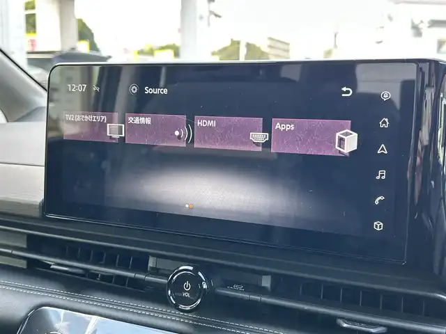 日産 セレナ ハイウェイスター V 福岡県 2023(令5)年 4.4万km ダイヤモンドブラック プロパイロット/インテリジェントルームミラー/純正12.3インチHDDナビ/　(AM/FM/Bluetooth/フルセグTV)/アラウンドビューモニター/バック/フロント/サイドカメラ/運転支援/・インテリジェントクルーズコンロール/・車線維持支援/逸脱警報/逸脱防止支援/・後側方車両検知警報/衝突防止支援/・前方衝突防止支援/・踏み間違い衝突防止支援/・先行車発進お知らせ/・標識検知支援/・後退時車両検知警報/・移動物検知/・前方ソナー/・ふらつき警報/純正16インチアルミホイール/両側パワースライドドア/純正前後ドライブレコーダー(ナビ内臓)/ビルトインETC2.0/パドルシフト/革巻きステアリング/ステアリングスイッチ/ワイヤレス充電器/後席ロールサンシェード/シートバックテーブル/USBポート/USBタイプCポート/スペアキー×1/ISOFIX/取扱説明書/ナビ取扱説明書