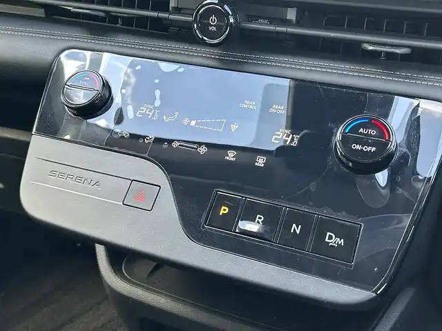 日産 セレナ ハイウェイスター V 福岡県 2023(令5)年 4.4万km ダイヤモンドブラック プロパイロット/インテリジェントルームミラー/純正12.3インチHDDナビ/　(AM/FM/Bluetooth/フルセグTV)/アラウンドビューモニター/バック/フロント/サイドカメラ/運転支援/・インテリジェントクルーズコンロール/・車線維持支援/逸脱警報/逸脱防止支援/・後側方車両検知警報/衝突防止支援/・前方衝突防止支援/・踏み間違い衝突防止支援/・先行車発進お知らせ/・標識検知支援/・後退時車両検知警報/・移動物検知/・前方ソナー/・ふらつき警報/純正16インチアルミホイール/両側パワースライドドア/純正前後ドライブレコーダー(ナビ内臓)/ビルトインETC2.0/パドルシフト/革巻きステアリング/ステアリングスイッチ/ワイヤレス充電器/後席ロールサンシェード/シートバックテーブル/USBポート/USBタイプCポート/スペアキー×1/ISOFIX/取扱説明書/ナビ取扱説明書