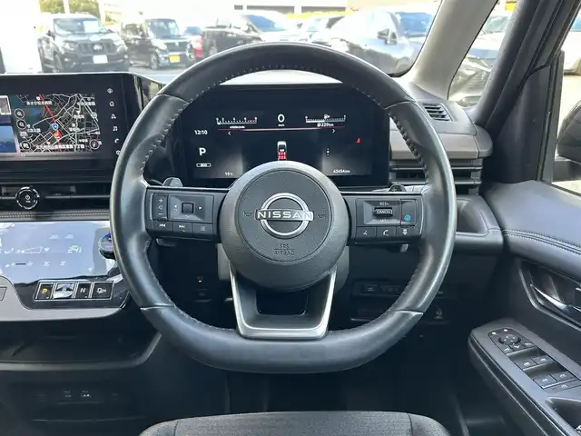 日産 セレナ ハイウェイスター V 福岡県 2023(令5)年 4.4万km ダイヤモンドブラック プロパイロット/インテリジェントルームミラー/純正12.3インチHDDナビ/　(AM/FM/Bluetooth/フルセグTV)/アラウンドビューモニター/バック/フロント/サイドカメラ/運転支援/・インテリジェントクルーズコンロール/・車線維持支援/逸脱警報/逸脱防止支援/・後側方車両検知警報/衝突防止支援/・前方衝突防止支援/・踏み間違い衝突防止支援/・先行車発進お知らせ/・標識検知支援/・後退時車両検知警報/・移動物検知/・前方ソナー/・ふらつき警報/純正16インチアルミホイール/両側パワースライドドア/純正前後ドライブレコーダー(ナビ内臓)/ビルトインETC2.0/パドルシフト/革巻きステアリング/ステアリングスイッチ/ワイヤレス充電器/後席ロールサンシェード/シートバックテーブル/USBポート/USBタイプCポート/スペアキー×1/ISOFIX/取扱説明書/ナビ取扱説明書