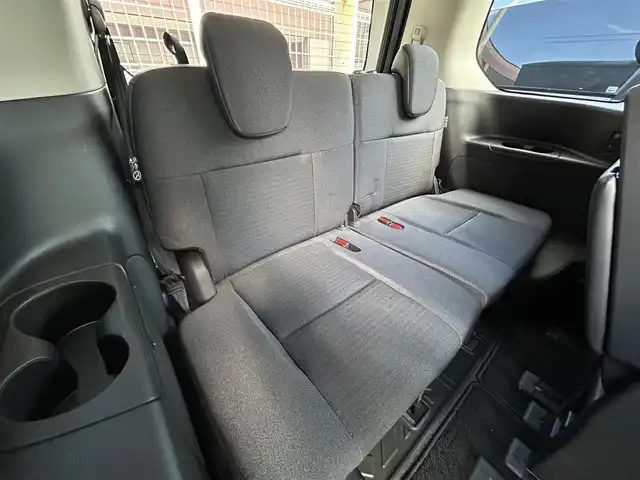 日産 セレナ ハイウェイスター V 福岡県 2023(令5)年 4.4万km ダイヤモンドブラック プロパイロット/インテリジェントルームミラー/純正12.3インチHDDナビ/　(AM/FM/Bluetooth/フルセグTV)/アラウンドビューモニター/バック/フロント/サイドカメラ/運転支援/・インテリジェントクルーズコンロール/・車線維持支援/逸脱警報/逸脱防止支援/・後側方車両検知警報/衝突防止支援/・前方衝突防止支援/・踏み間違い衝突防止支援/・先行車発進お知らせ/・標識検知支援/・後退時車両検知警報/・移動物検知/・前方ソナー/・ふらつき警報/純正16インチアルミホイール/両側パワースライドドア/純正前後ドライブレコーダー(ナビ内臓)/ビルトインETC2.0/パドルシフト/革巻きステアリング/ステアリングスイッチ/ワイヤレス充電器/後席ロールサンシェード/シートバックテーブル/USBポート/USBタイプCポート/スペアキー×1/ISOFIX/取扱説明書/ナビ取扱説明書