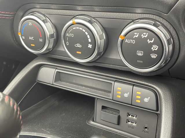 マツダ ロードスター S レザーパッケージ 愛知県 2016(平28)年 1.7万km ソウルレッドプレミアムメタリック /純正ナビ　//ＣＤ　ＤＶＤ　ＢＴ　フルセグＴＶ　AUX　AM FM//ＢＯＳＥサウンドシステム　//ＵＳＢ　//レザーシート//運転席シートヒーター　//助手席シートヒーター//ＥＴＣ　//ＬＥＤヘッドライト　//オートライト　//オートハイビーム//オートワイパー//ブラインドスポットモニター//車線逸脱警報システム//スペアキー//純正フロアマット//取扱説明書