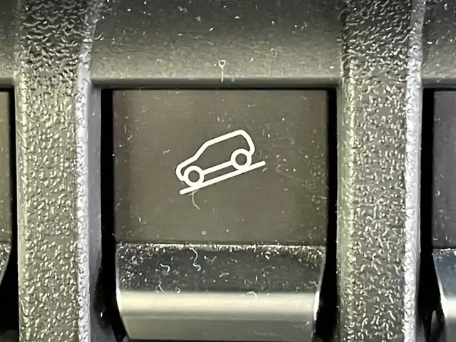 スズキ ジムニー XL 東京都 2023(令5)年 2.5万km シフォンアイボリーM ９インチナビ　/フルセグＴＶ　/Ｂｌｕｅｔｏｏｔｈ　/バックカメラ　/ＣＤ　/ＤＶＤ　/ラバーマット　/ドライブレコーダー　/ＥＴＣ　/ステアリングスイッチ　/純正アルミホイール　/ＡＢＳ　/横滑り防止装置　/レーンアシスト