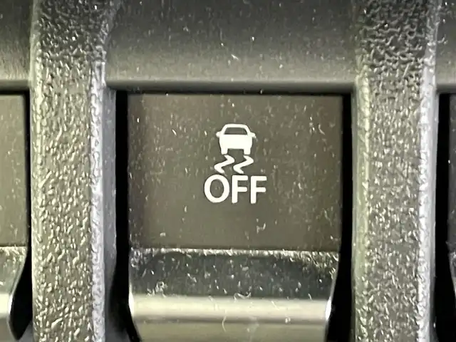 スズキ ジムニー XL 東京都 2023(令5)年 2.5万km シフォンアイボリーM ９インチナビ　/フルセグＴＶ　/Ｂｌｕｅｔｏｏｔｈ　/バックカメラ　/ＣＤ　/ＤＶＤ　/ラバーマット　/ドライブレコーダー　/ＥＴＣ　/ステアリングスイッチ　/純正アルミホイール　/ＡＢＳ　/横滑り防止装置　/レーンアシスト