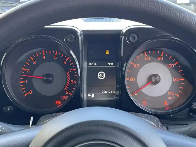 スズキ ジムニー XL 東京都 2023(令5)年 2.5万km シフォンアイボリーM ９インチナビ　/フルセグＴＶ　/Ｂｌｕｅｔｏｏｔｈ　/バックカメラ　/ＣＤ　/ＤＶＤ　/ラバーマット　/ドライブレコーダー　/ＥＴＣ　/ステアリングスイッチ　/純正アルミホイール　/ＡＢＳ　/横滑り防止装置　/レーンアシスト