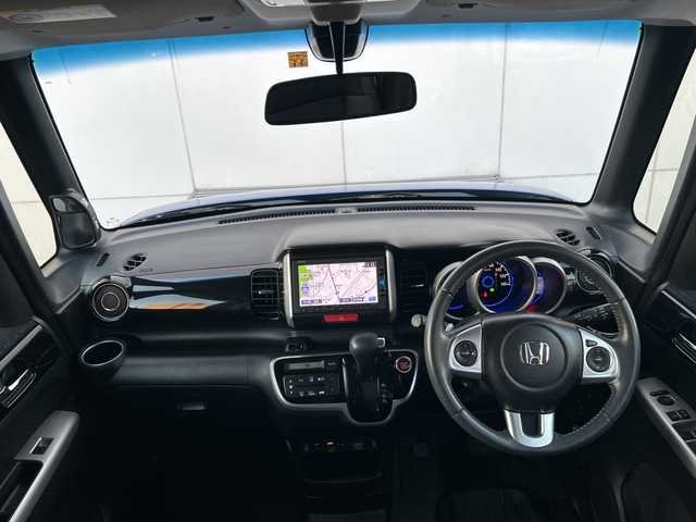 ホンダ Ｎ ＢＯＸ カスタム G ターボSSパッケージ 埼玉県 2016(平28)年 7.1万km ブリリアントスポーティブルーメタリック2トーン (株)IDOMが運営する【じしゃロン熊谷店】の自社ローン専用車両になりますこちらは現金またはオートローンご利用時の価格です。自社ローンご希望の方は別途その旨お申付け下さい/純正ナビ　VXM-174VFXi/（フルセグTV/Bluetooth/CD/DVD/AM/FM）/ETC/バックカメラ/両側パワースライドドア/クルーズコントロール/前席シートヒーター/パドルシフト/純正フロアマット/純正15インチAW