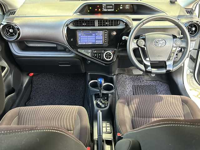 トヨタ アクア G 静岡県 2017(平29)年 8.2万km スーパーホワイトⅡ 純正SDナビ/・CD/・DVD/・フルセグＴＶ/・Bluetooth/・AM/・FM/主要装備/・衝突軽減/・横滑り防止装置/・レーンキープ/・クルコン/・コーナーセンサー前後/・バックカメラ/・ドラレコ前/・ETＣ/・LEDヘッドライト/・オートライト/・オートハイビーム/・フォグランプ/・ステリモ/・純正フロアマット