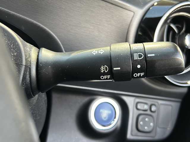 トヨタ アクア G 静岡県 2017(平29)年 8.2万km スーパーホワイトⅡ 純正SDナビ/・CD/・DVD/・フルセグＴＶ/・Bluetooth/・AM/・FM/主要装備/・衝突軽減/・横滑り防止装置/・レーンキープ/・クルコン/・コーナーセンサー前後/・バックカメラ/・ドラレコ前/・ETＣ/・LEDヘッドライト/・オートライト/・オートハイビーム/・フォグランプ/・ステリモ/・純正フロアマット