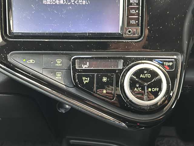 トヨタ アクア G 静岡県 2017(平29)年 8.2万km スーパーホワイトⅡ 純正SDナビ/・CD/・DVD/・フルセグＴＶ/・Bluetooth/・AM/・FM/主要装備/・衝突軽減/・横滑り防止装置/・レーンキープ/・クルコン/・コーナーセンサー前後/・バックカメラ/・ドラレコ前/・ETＣ/・LEDヘッドライト/・オートライト/・オートハイビーム/・フォグランプ/・ステリモ/・純正フロアマット