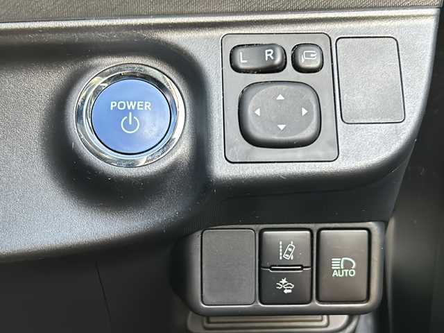 トヨタ アクア G 静岡県 2017(平29)年 8.2万km スーパーホワイトⅡ 純正SDナビ/・CD/・DVD/・フルセグＴＶ/・Bluetooth/・AM/・FM/主要装備/・衝突軽減/・横滑り防止装置/・レーンキープ/・クルコン/・コーナーセンサー前後/・バックカメラ/・ドラレコ前/・ETＣ/・LEDヘッドライト/・オートライト/・オートハイビーム/・フォグランプ/・ステリモ/・純正フロアマット