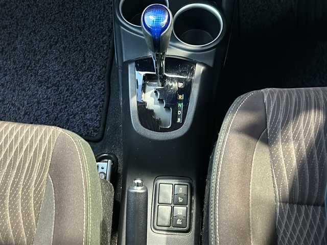 トヨタ アクア G 静岡県 2017(平29)年 8.2万km スーパーホワイトⅡ 純正SDナビ/・CD/・DVD/・フルセグＴＶ/・Bluetooth/・AM/・FM/主要装備/・衝突軽減/・横滑り防止装置/・レーンキープ/・クルコン/・コーナーセンサー前後/・バックカメラ/・ドラレコ前/・ETＣ/・LEDヘッドライト/・オートライト/・オートハイビーム/・フォグランプ/・ステリモ/・純正フロアマット