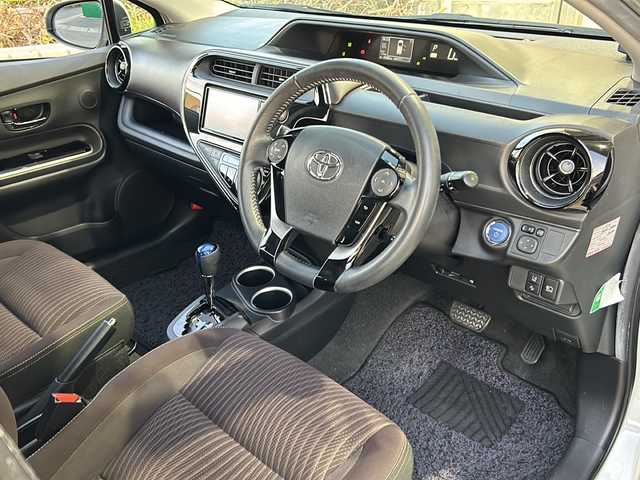 トヨタ アクア G 静岡県 2017(平29)年 8.2万km スーパーホワイトⅡ 純正SDナビ/・CD/・DVD/・フルセグＴＶ/・Bluetooth/・AM/・FM/主要装備/・衝突軽減/・横滑り防止装置/・レーンキープ/・クルコン/・コーナーセンサー前後/・バックカメラ/・ドラレコ前/・ETＣ/・LEDヘッドライト/・オートライト/・オートハイビーム/・フォグランプ/・ステリモ/・純正フロアマット