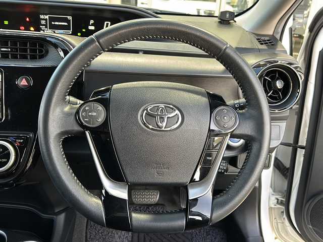 トヨタ アクア G 静岡県 2017(平29)年 8.2万km スーパーホワイトⅡ 純正SDナビ/・CD/・DVD/・フルセグＴＶ/・Bluetooth/・AM/・FM/主要装備/・衝突軽減/・横滑り防止装置/・レーンキープ/・クルコン/・コーナーセンサー前後/・バックカメラ/・ドラレコ前/・ETＣ/・LEDヘッドライト/・オートライト/・オートハイビーム/・フォグランプ/・ステリモ/・純正フロアマット