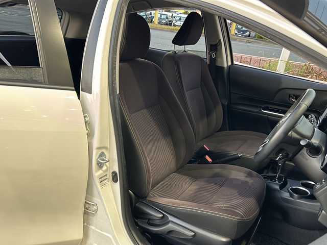 トヨタ アクア G 静岡県 2017(平29)年 8.2万km スーパーホワイトⅡ 純正SDナビ/・CD/・DVD/・フルセグＴＶ/・Bluetooth/・AM/・FM/主要装備/・衝突軽減/・横滑り防止装置/・レーンキープ/・クルコン/・コーナーセンサー前後/・バックカメラ/・ドラレコ前/・ETＣ/・LEDヘッドライト/・オートライト/・オートハイビーム/・フォグランプ/・ステリモ/・純正フロアマット