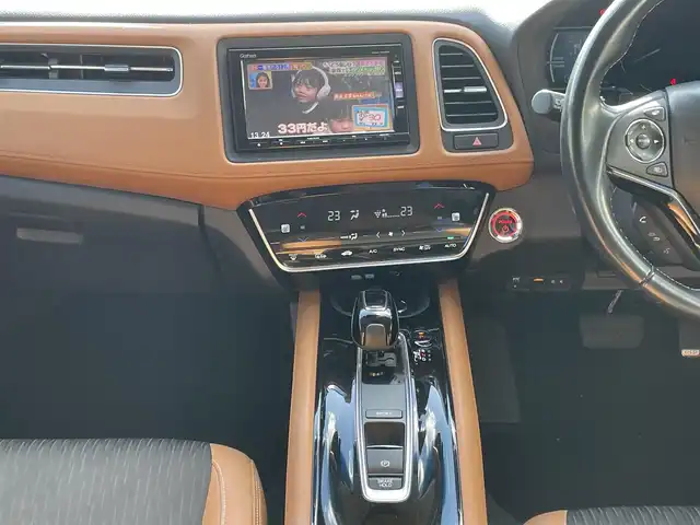 ホンダ ヴェゼル ハイブリッド Z ホンダセンシング 奈良県 2019(平31)年 4.7万km プラチナホワイトパール 純正ナビ(VXM-198VFi)/フルセグTV/BT/CD/DVD/AppleCarPlay/SD/ホンダセンシング/・レーダークルーズコントロール/・衝突軽減ブレーキ/・レーンキープアシスト/バックカメラ/ナビ連動ドライブレコーダー/ハーフレザーシート/シートヒーター/プッシュスタート/ステアリングスイッチ/革巻きステアリング/パドルシフト/オートLEDライト/フォグランプ/バニティミラー/フロアマット/ドアバイザー/スマートキー×２/取扱説明書/ETC/USB/純正17AW/ルーフレール