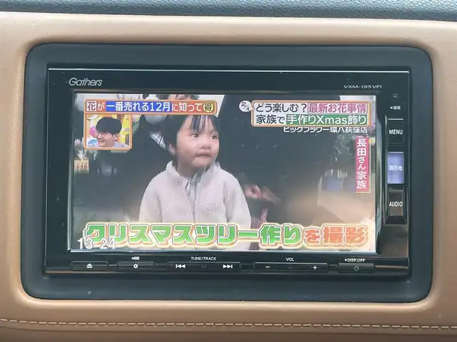 ホンダ ヴェゼル ハイブリッド Z ホンダセンシング 奈良県 2019(平31)年 4.7万km プラチナホワイトパール 純正ナビ(VXM-198VFi)/フルセグTV/BT/CD/DVD/AppleCarPlay/SD/ホンダセンシング/・レーダークルーズコントロール/・衝突軽減ブレーキ/・レーンキープアシスト/バックカメラ/ナビ連動ドライブレコーダー/ハーフレザーシート/シートヒーター/プッシュスタート/ステアリングスイッチ/革巻きステアリング/パドルシフト/オートLEDライト/フォグランプ/バニティミラー/フロアマット/ドアバイザー/スマートキー×２/取扱説明書/ETC/USB/純正17AW/ルーフレール