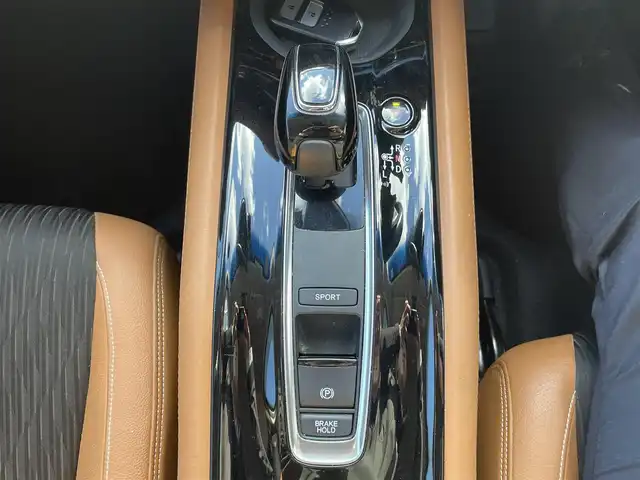 ホンダ ヴェゼル ハイブリッド Z ホンダセンシング 奈良県 2019(平31)年 4.7万km プラチナホワイトパール 純正ナビ(VXM-198VFi)/フルセグTV/BT/CD/DVD/AppleCarPlay/SD/ホンダセンシング/・レーダークルーズコントロール/・衝突軽減ブレーキ/・レーンキープアシスト/バックカメラ/ナビ連動ドライブレコーダー/ハーフレザーシート/シートヒーター/プッシュスタート/ステアリングスイッチ/革巻きステアリング/パドルシフト/オートLEDライト/フォグランプ/バニティミラー/フロアマット/ドアバイザー/スマートキー×２/取扱説明書/ETC/USB/純正17AW/ルーフレール