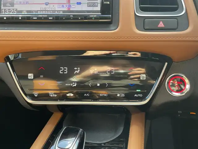 ホンダ ヴェゼル ハイブリッド Z ホンダセンシング 奈良県 2019(平31)年 4.7万km プラチナホワイトパール 純正ナビ(VXM-198VFi)/フルセグTV/BT/CD/DVD/AppleCarPlay/SD/ホンダセンシング/・レーダークルーズコントロール/・衝突軽減ブレーキ/・レーンキープアシスト/バックカメラ/ナビ連動ドライブレコーダー/ハーフレザーシート/シートヒーター/プッシュスタート/ステアリングスイッチ/革巻きステアリング/パドルシフト/オートLEDライト/フォグランプ/バニティミラー/フロアマット/ドアバイザー/スマートキー×２/取扱説明書/ETC/USB/純正17AW/ルーフレール