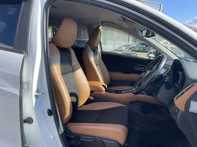 ホンダ ヴェゼル ハイブリッド Z ホンダセンシング 奈良県 2019(平31)年 4.7万km プラチナホワイトパール 純正ナビ(VXM-198VFi)/フルセグTV/BT/CD/DVD/AppleCarPlay/SD/ホンダセンシング/・レーダークルーズコントロール/・衝突軽減ブレーキ/・レーンキープアシスト/バックカメラ/ナビ連動ドライブレコーダー/ハーフレザーシート/シートヒーター/プッシュスタート/ステアリングスイッチ/革巻きステアリング/パドルシフト/オートLEDライト/フォグランプ/バニティミラー/フロアマット/ドアバイザー/スマートキー×２/取扱説明書/ETC/USB/純正17AW/ルーフレール