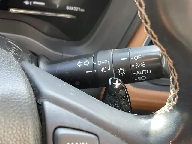 ホンダ ヴェゼル ハイブリッド Z ホンダセンシング 奈良県 2019(平31)年 4.7万km プラチナホワイトパール 純正ナビ(VXM-198VFi)/フルセグTV/BT/CD/DVD/AppleCarPlay/SD/ホンダセンシング/・レーダークルーズコントロール/・衝突軽減ブレーキ/・レーンキープアシスト/バックカメラ/ナビ連動ドライブレコーダー/ハーフレザーシート/シートヒーター/プッシュスタート/ステアリングスイッチ/革巻きステアリング/パドルシフト/オートLEDライト/フォグランプ/バニティミラー/フロアマット/ドアバイザー/スマートキー×２/取扱説明書/ETC/USB/純正17AW/ルーフレール