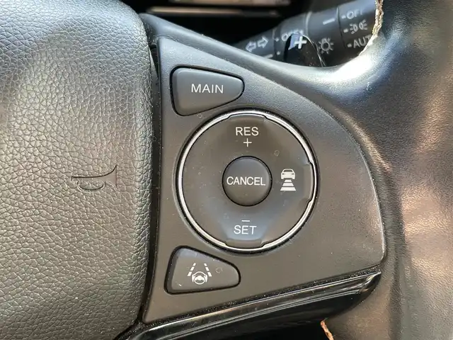 ホンダ ヴェゼル ハイブリッド Z ホンダセンシング 奈良県 2019(平31)年 4.7万km プラチナホワイトパール 純正ナビ(VXM-198VFi)/フルセグTV/BT/CD/DVD/AppleCarPlay/SD/ホンダセンシング/・レーダークルーズコントロール/・衝突軽減ブレーキ/・レーンキープアシスト/バックカメラ/ナビ連動ドライブレコーダー/ハーフレザーシート/シートヒーター/プッシュスタート/ステアリングスイッチ/革巻きステアリング/パドルシフト/オートLEDライト/フォグランプ/バニティミラー/フロアマット/ドアバイザー/スマートキー×２/取扱説明書/ETC/USB/純正17AW/ルーフレール