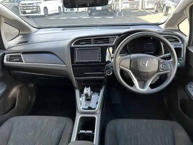 ホンダ シャトル ハイブリッド ホンダセンシング 長崎県 2020(令2)年 1.9万km シャイニンググレーM HONDAインターナビ(FM/AM/CD/USB/BTオーディオ)/バックカメラ/プッシュスタート/スマートキー/ステアリングスイッチ/レーダークルーズコントロール/ビルトインETC/ナビ連動型ドラレコ/純正フロアマット/ABS/VSA/LKAS/路外逸脱抑制システム/CMBS/ヘッドライトレベリングダイヤル/SRSエアバッグ/ISOFIX/取説/保証書