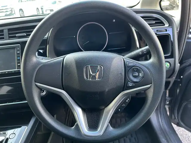 ホンダ シャトル ハイブリッド ホンダセンシング 長崎県 2020(令2)年 1.9万km シャイニンググレーM HONDAインターナビ(FM/AM/CD/USB/BTオーディオ)/バックカメラ/プッシュスタート/スマートキー/ステアリングスイッチ/レーダークルーズコントロール/ビルトインETC/ナビ連動型ドラレコ/純正フロアマット/ABS/VSA/LKAS/路外逸脱抑制システム/CMBS/ヘッドライトレベリングダイヤル/SRSエアバッグ/ISOFIX/取説/保証書