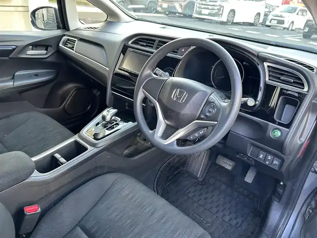 ホンダ シャトル ハイブリッド ホンダセンシング 長崎県 2020(令2)年 1.9万km シャイニンググレーM HONDAインターナビ(FM/AM/CD/USB/BTオーディオ)/バックカメラ/プッシュスタート/スマートキー/ステアリングスイッチ/レーダークルーズコントロール/ビルトインETC/ナビ連動型ドラレコ/純正フロアマット/ABS/VSA/LKAS/路外逸脱抑制システム/CMBS/ヘッドライトレベリングダイヤル/SRSエアバッグ/ISOFIX/取説/保証書