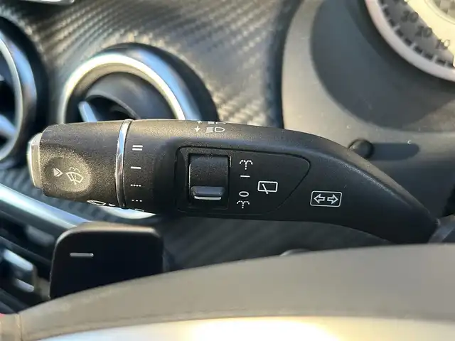 メルセデス・ベンツ Ａ１８０ スポーツ 熊本県 2015(平27)年 6.6万km カルサイトホワイト 純正HDDナビ/CD/DVD/Bluetooth/バックカメラ/ABS/横滑り防止装置/ESP/車間距離警告/アテンションアシスト/コーナーセンサー/クルーズコントロール（追従なし）/アイドリングストップ/LEDヘッドライト/オートライト/フォグランプ/ハーフレザーシート/純正革巻きステアリング/ステアリングスイッチ/ステアリングパドル/純正フロアマット/電動格納ミラー/ウィンカーミラー/W+サイド+カーテンエアバック