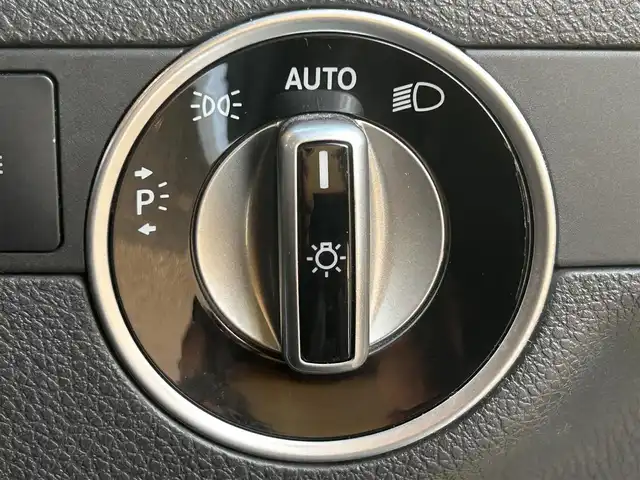 メルセデス・ベンツ Ａ１８０ スポーツ 熊本県 2015(平27)年 6.6万km カルサイトホワイト 純正HDDナビ/CD/DVD/Bluetooth/バックカメラ/ABS/横滑り防止装置/ESP/車間距離警告/アテンションアシスト/コーナーセンサー/クルーズコントロール（追従なし）/アイドリングストップ/LEDヘッドライト/オートライト/フォグランプ/ハーフレザーシート/純正革巻きステアリング/ステアリングスイッチ/ステアリングパドル/純正フロアマット/電動格納ミラー/ウィンカーミラー/W+サイド+カーテンエアバック