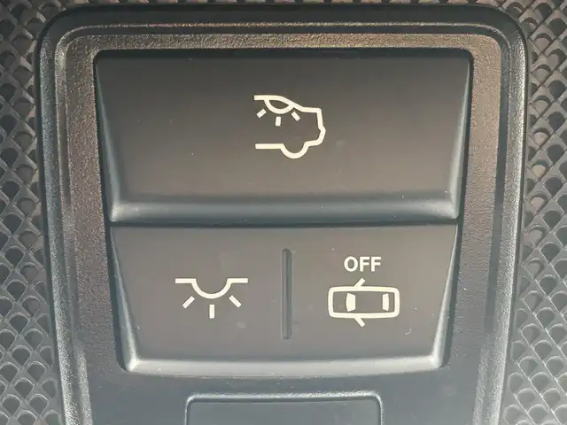 メルセデス・ベンツ Ａ１８０ スポーツ 熊本県 2015(平27)年 6.6万km カルサイトホワイト 純正HDDナビ/CD/DVD/Bluetooth/バックカメラ/ABS/横滑り防止装置/ESP/車間距離警告/アテンションアシスト/コーナーセンサー/クルーズコントロール（追従なし）/アイドリングストップ/LEDヘッドライト/オートライト/フォグランプ/ハーフレザーシート/純正革巻きステアリング/ステアリングスイッチ/ステアリングパドル/純正フロアマット/電動格納ミラー/ウィンカーミラー/W+サイド+カーテンエアバック