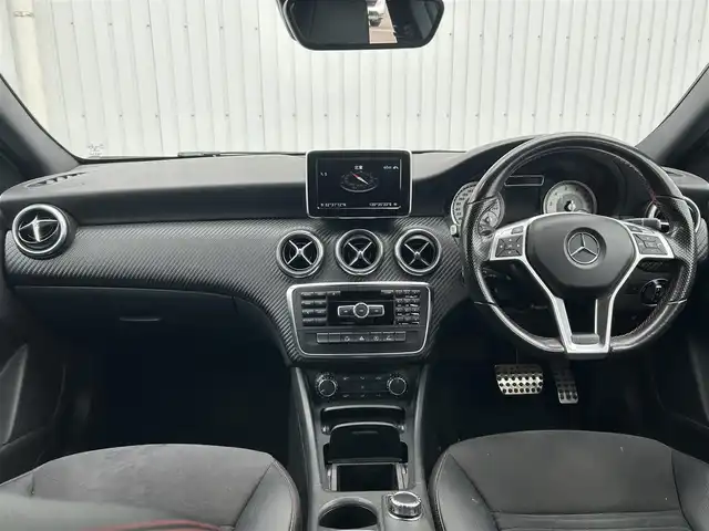 メルセデス・ベンツ Ａ１８０ スポーツ 熊本県 2015(平27)年 6.6万km カルサイトホワイト 純正HDDナビ/CD/DVD/Bluetooth/バックカメラ/ABS/横滑り防止装置/ESP/車間距離警告/アテンションアシスト/コーナーセンサー/クルーズコントロール（追従なし）/アイドリングストップ/LEDヘッドライト/オートライト/フォグランプ/ハーフレザーシート/純正革巻きステアリング/ステアリングスイッチ/ステアリングパドル/純正フロアマット/電動格納ミラー/ウィンカーミラー/W+サイド+カーテンエアバック