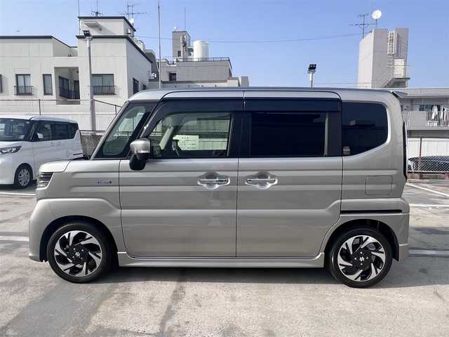スズキ スペーシア カスタム HYBRID XS ターボ 広島県 2024(令6)年 0.7万km スチールシルバーM ワンオーナー/純正メーカーオプション9インチナビ/・スズキコネクト/・フルセグTV/・Bluetooth/・全方位&バックカメラ/スズキセーフティーサポート/・デュアルセンサーブレーキサポート2/・誤発進抑制機能（前後）/・アダプティブクルーズコントロール/・車線逸脱警報&抑制機能/・車線維持支援機能/・ふらつきお知らせ機能/・標識認識機能/・ハイビームアシスト/コーナーセンサー/両側パワースライドドア/フルLEDヘッドライト/ハーフレザー調シート/・シートヒーター（D/N席）/ドライブレコーダー/ビルトインETC