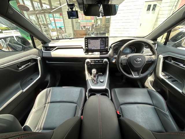 トヨタ ＲＡＶ４ ＰＨＶ ブラックトーン 東京都 2021(令3)年 4.1万km アティチュードブラックマイカ/ダークブルーマイカ 2トーン 登録時走行40864km/ワンオーナー/セーフティセンス/・プリクラッシュセーフティ/・レーントレーシングアシスト/・レーダークルーズコントロール/・オートマチックハイビーム/・ロードサインアシスト/モデリスタエアロ/パノラマムーンルーフ/純正メモリーナビ・フルセグTV/パノラミックビューモニター/デジタルインナーミラー/黒革シート（合皮）/前席パワーシート/前席シートベンチレーション＆シートヒーター/ハンズフリーパワーバックドア/インテリジェントクリアランスソナー/おくだけ充電/ビルトインETC2.0/前後ドライブレコーダー/アクセサリーコンセント/LEDライト/R4.5.6.7年記録簿/保証書・取説/スペアキー
