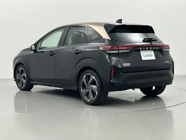 日産 オーラ G レザーエディション 熊本県 2022(令4)年 2.6万km ミッドナイトブラック/サンライズカッパー 純正ナビ/（フルセグTV/Bluetooth/USB/AppleCarPlay/HDMI）/BOSEサウンド/プロパイロット/全方位カメラ/ビルトインETC2.0/前席シートヒーター/ステアリングヒーター/純正前方ドライブレコーダー/前後クリアランスソナー/置くだけ充電/デジタルインナーミラー/衝突軽減ブレーキ/レーンキープアシスト/横滑り防止/ブラインドスポットモニター/純正フロアマット/純正17インチAW/オートライト/オートマチックハイビーム/LEDヘッドライト/フォグランプ/保証書