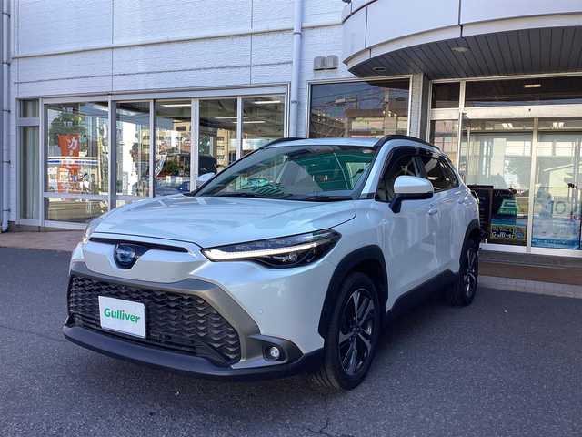 トヨタ カローラ クロス ハイブリッド Z 鹿児島県 2022(令4)年 1.2万km プラチナホワイトパールマイカ ワンオーナー/登録時走行 11882km/車検R9(2027)年7月19日迄/純正9インチディスプレイ/T-Connectナビ/パノラミックビューモニター/ビルトインETC/ミラー型ドライブレコーダー(DVR-R800)/ブラインドスポットモニター/セーフティセンス/パーキングサポートブレーキ/LEDヘッドライト/フロントフォグランプ/LEDシーケンシャルターンランプ/LEDデイタイムランニングランプ/革/ファブリックコンビシート/運転席パワーシート/シートヒーター(運転席/助手席)/ハンズフリーパワーバックドア/スマートキー×2本/取説&保証書有り/R5/6/7年 ディーラー記録簿有り/