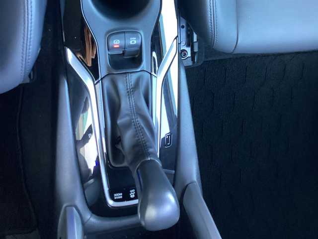 トヨタ カローラ クロス ハイブリッド Z 鹿児島県 2022(令4)年 1.2万km プラチナホワイトパールマイカ ワンオーナー/登録時走行 11882km/車検R9(2027)年7月19日迄/純正9インチディスプレイ/T-Connectナビ/パノラミックビューモニター/ビルトインETC/ミラー型ドライブレコーダー(DVR-R800)/ブラインドスポットモニター/セーフティセンス/パーキングサポートブレーキ/LEDヘッドライト/フロントフォグランプ/LEDシーケンシャルターンランプ/LEDデイタイムランニングランプ/革/ファブリックコンビシート/運転席パワーシート/シートヒーター(運転席/助手席)/ハンズフリーパワーバックドア/スマートキー×2本/取説&保証書有り/R5/6/7年 ディーラー記録簿有り/