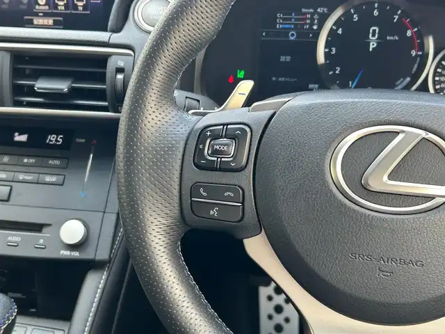 レクサス ＲＣ Ｆ 滋賀県 2015(平27)年 4.7万km ブラック ムーンルーフ/マークレビンソン/純正SDナビ/(FM/AM/CD/DVD/フルセグ/Bluetooth)/前後ドライブレコーダー/ビルトインETC/バックカメラ/ＴＶキャンセラー/空気圧センサー/レクサスセーフティシステム+/・レーダークルーズコントロール/・プリクラッシュブレーキアシスト	/・レーンディパーチャーアラート/・ブラインドスポットモニタ/・リヤクロストラフィックアラート/・コーナーセンサー/電動リヤスポイラー/電動格納ミラー/運転席・助手席シートヒーター/運転席・助手席シートベンチレーション/革巻きステアリング/ステアリングヒーター/ステアリングスイッチ/パドルシフト/オートライト/3眼LEDヘッドライト/フロントフォグ/オートハイビーム/フルオートエアコン/ドアパネルカーボンパネル/グローブボックスカーボンインテリアパネル/プッシュスタート/スマートキー/純正フロアマット/黒革シート/純正19インチAW