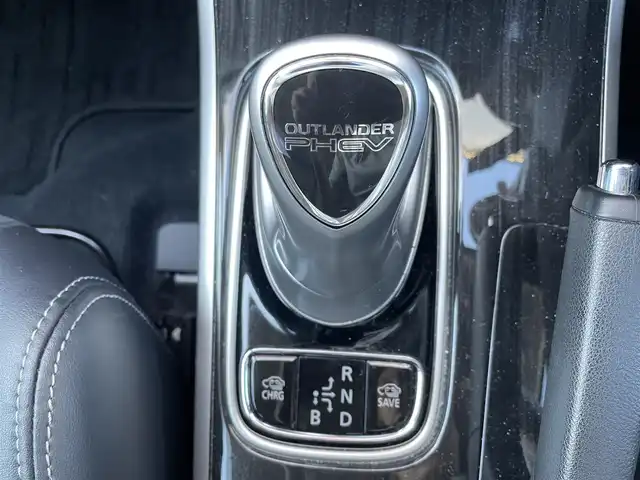 三菱 アウトランダー ＰＨＥＶ G ナビパッケージ 佐賀県 2016(平28)年 5.3万km ルビーブラックP eアシスト/純正メモリナビ/フルセグTV/DVD/Bluetooth/USB/マルチアラウンドモニター/ETC/ドライブレコーダー/ハーフレザーシート/シートヒーター/AC100V/1500W電源/パドルシフト/レーダークルーズコントロール/革巻きステアリング/ステアリングリモコン/ヒーター/LEDヘッドライト/フォグランプ/オートライト/充電ケーブル/スマートキー×2/パワーバックドア