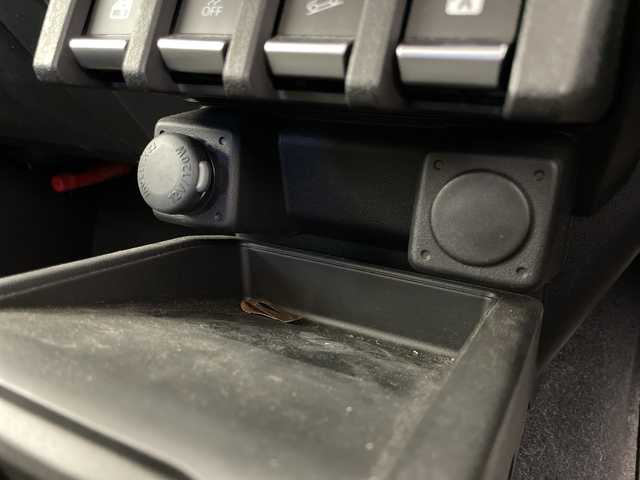 スズキ ジムニー シエラ JC 千葉県 2022(令4)年 2.1万km ジャングルグリーン 衝突軽減ブレーキ/レーンキープアシスト/クルーズコントロール/純正メモリナビ/（フルセグ/Bluetooth/CD/DVD/FM/AM）/ETC/アイドリングストップ/スマートキー/LEDヘッドライト/フォグライト/純正フロアマット/純正サイドバイザー/電動格納ミラー/W＋サイド＋カーテンエアバッグ